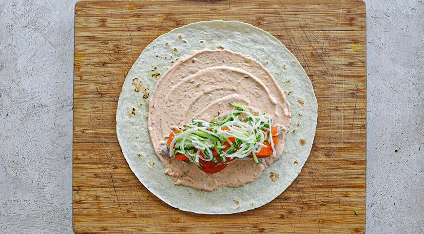 Шаурма с курицей, капустой, огурцом и помидором: шаг 7