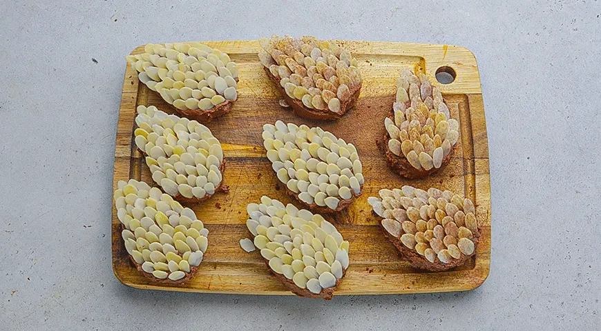 Пирожные «Шишки новогодние»: шаг 7