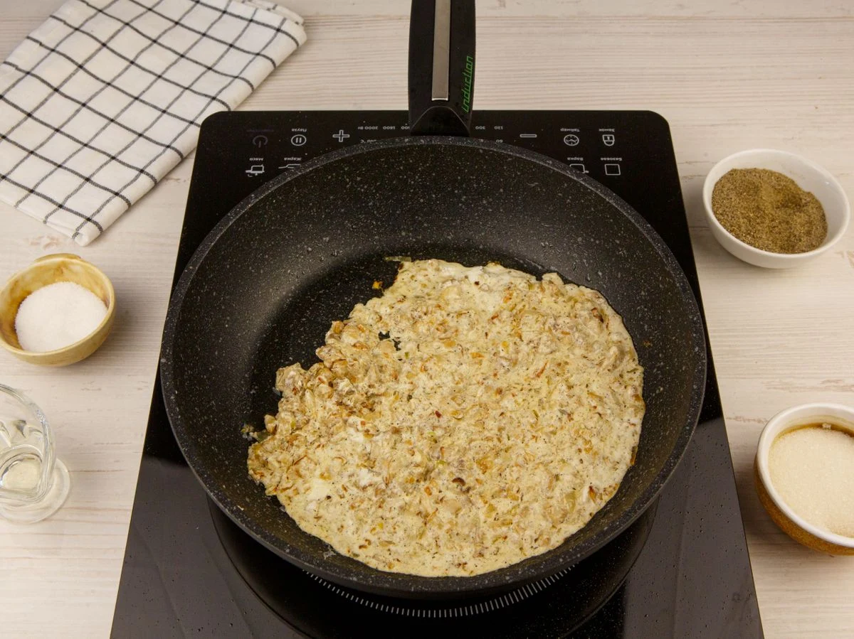 Шаг 7: Сметанный соус с шампиньонами