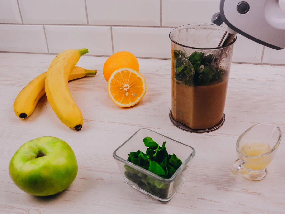 Шаг 7: Смузи из яблока, шпината, банана, апельсина