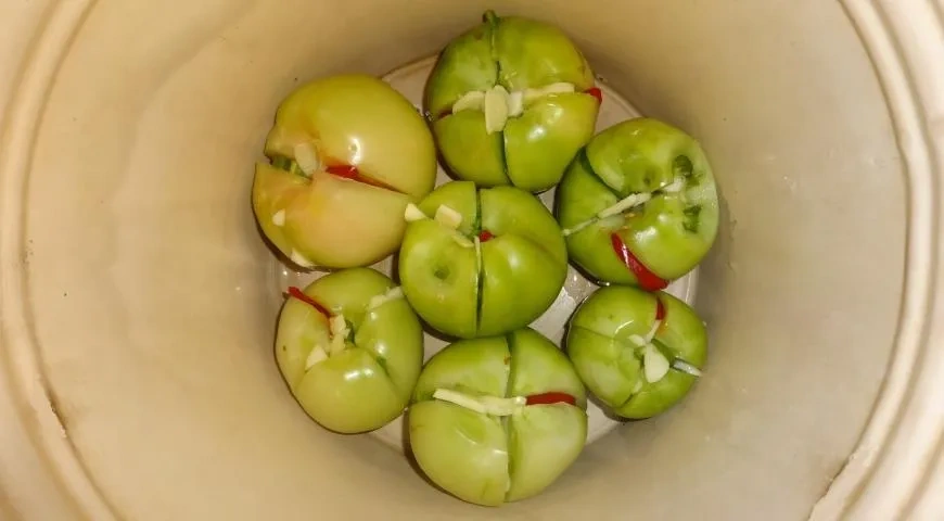 Солёные зелёные помидоры с острой начинкой: шаг 7