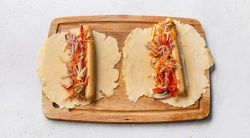 Сосиски в тесте, с овощами и сыром: шаг 7