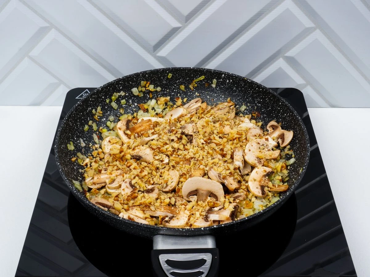 Шаг 7: Спагетти с грибами и орехами