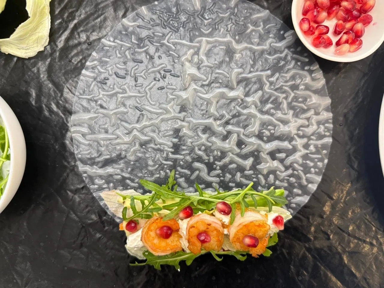 Спринг роллы с креветками, авокадо и гранатом: шаг 7