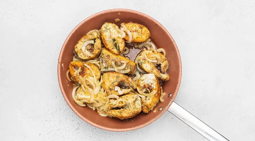 Судак с луком на сковороде: шаг 7