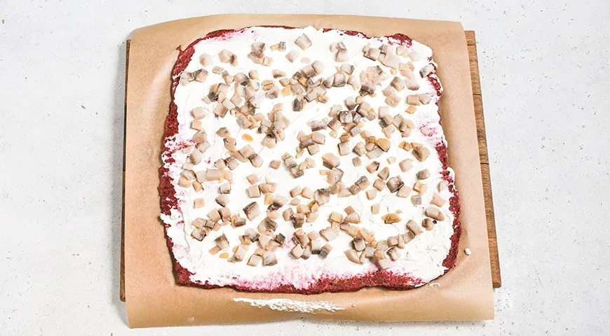 Свекольный рулет с сельдью и творожным сыром: шаг 7