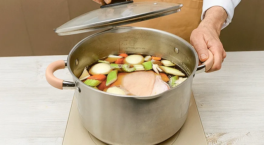 Свиная рулька в темном пиве с квашеной капустой: шаг 7