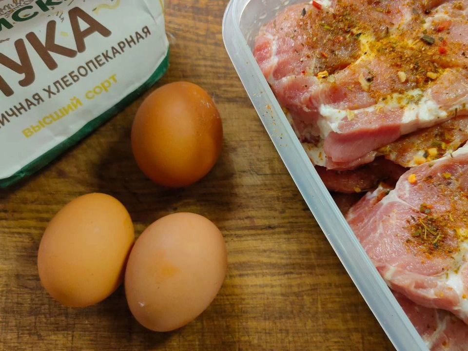 Шаг 7: Свиные отбивные в яйце