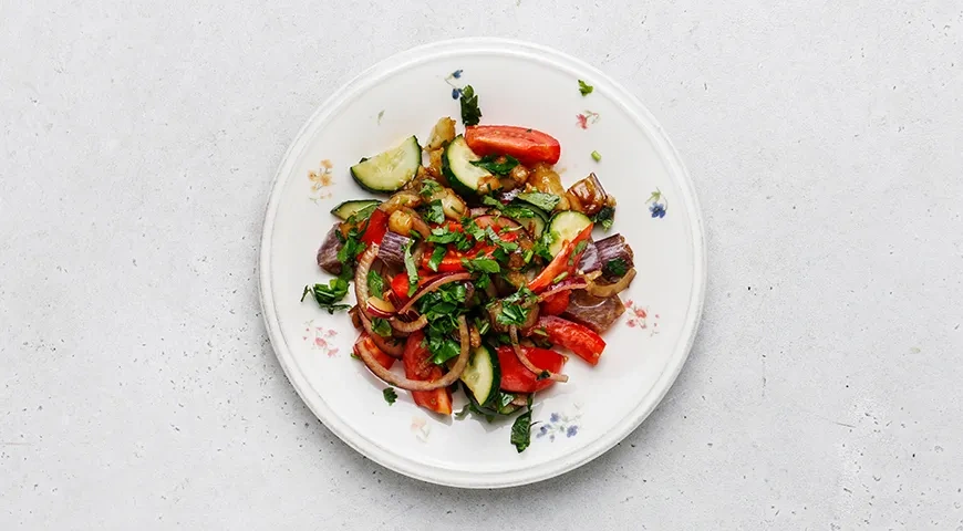 Теплый салат из огурцов, помидоров и баклажанов: шаг 7