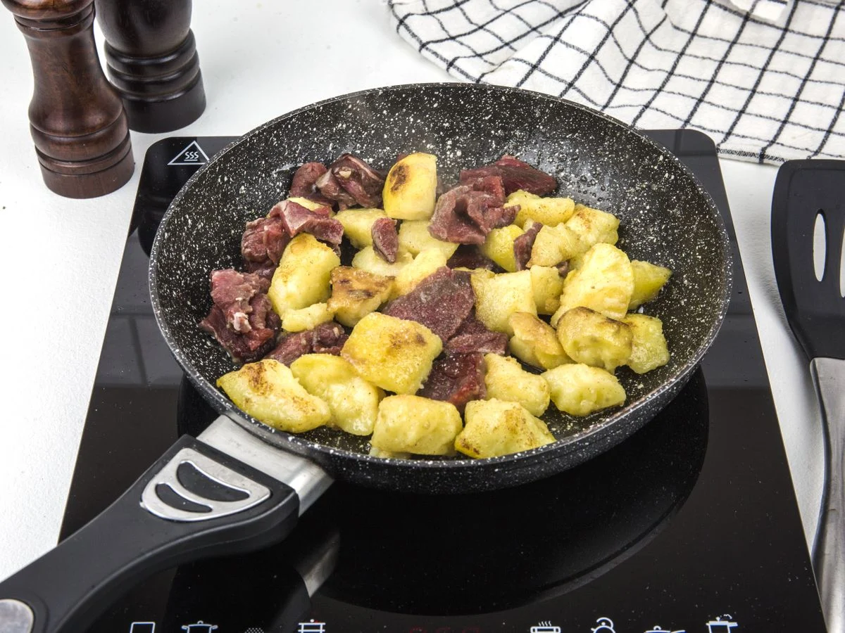 Шаг 7: Теплый картофельный салат с говядиной и опятами