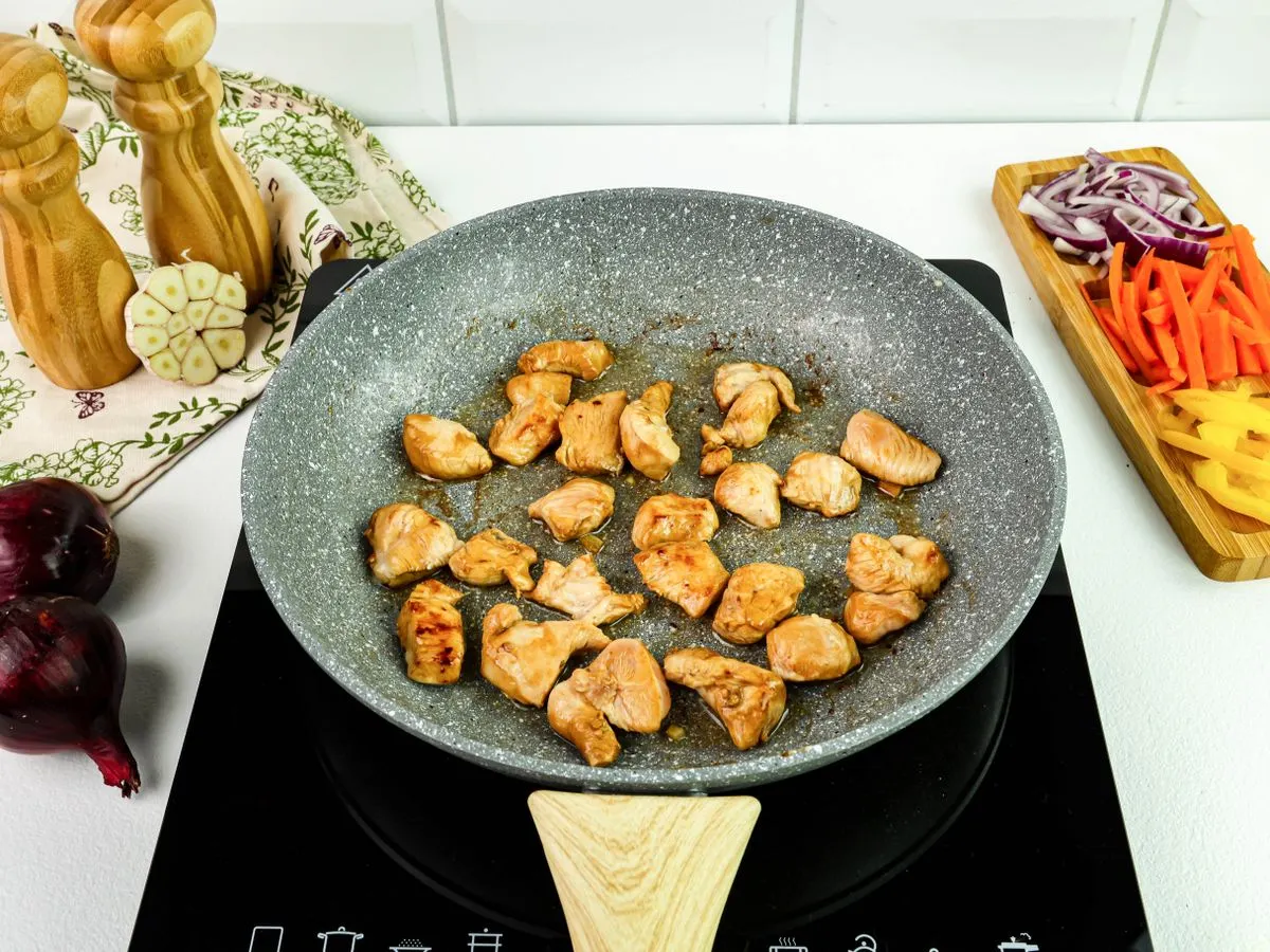 Шаг 7: Теплый салат с фунчозой, курицей и овощами