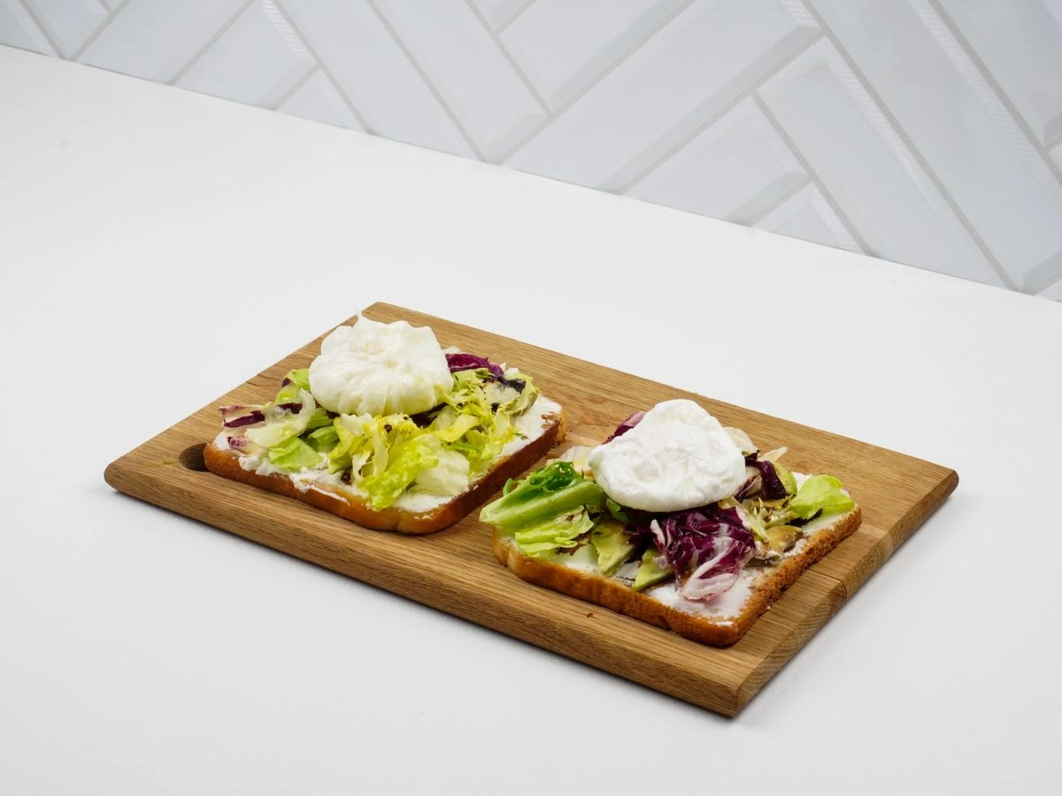 Шаг 7: Тост с авокадо и яйцом пашот