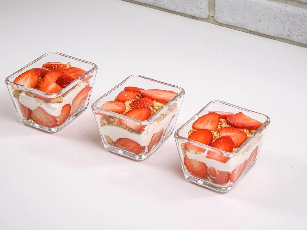 Шаг 7: Трайфл с клубникой