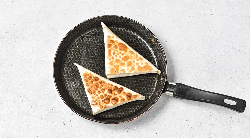 Треугольники из лаваша с фаршем и сыром: шаг 7