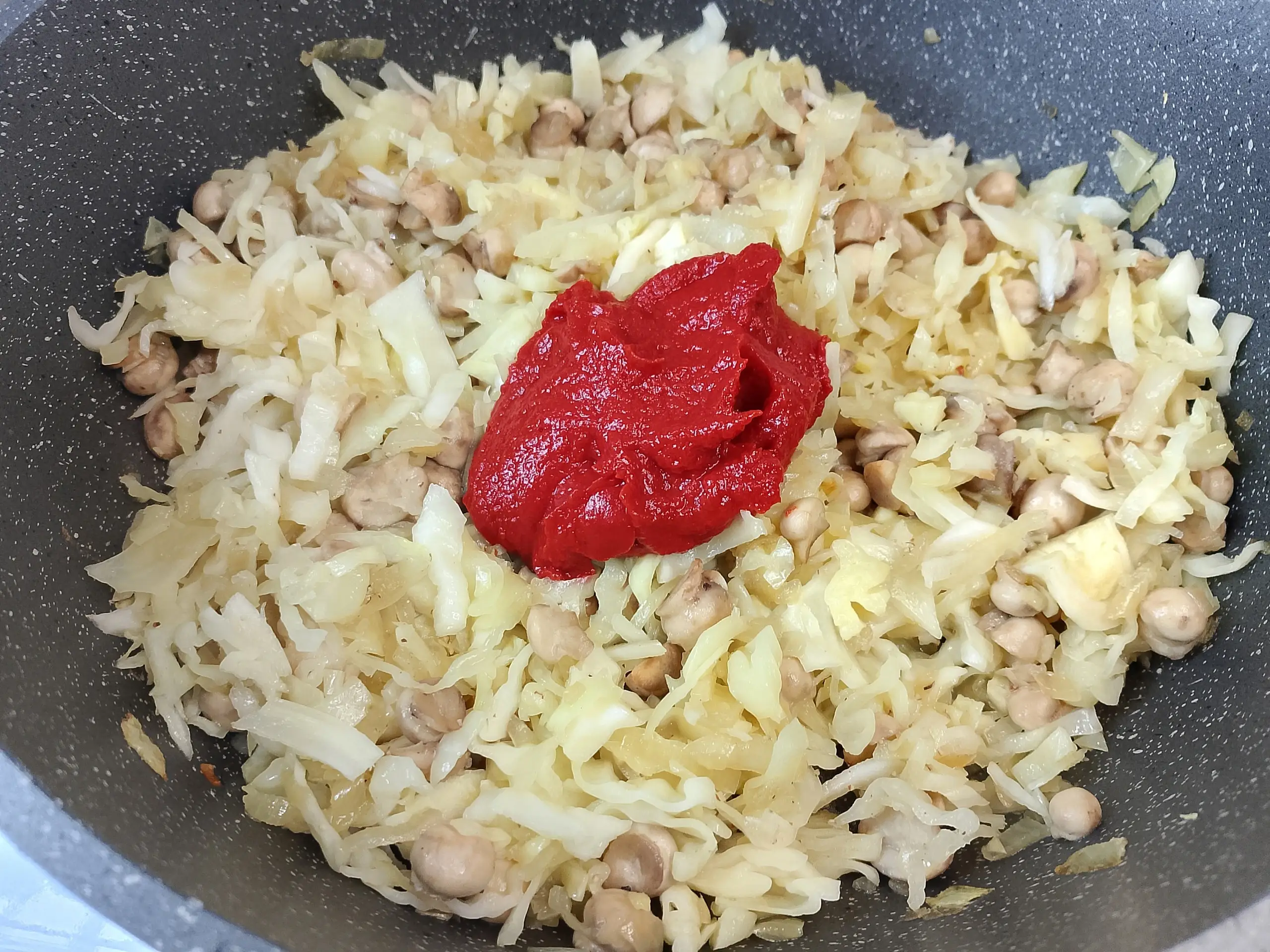 Шаг 7: Тушеная капуста с грибами