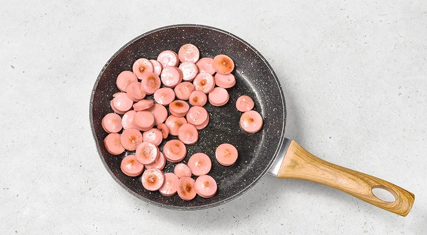 Тушеная капуста с картошкой и сосисками: шаг 7