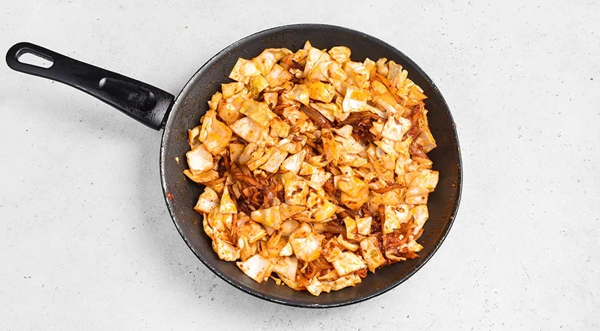 Тушеная капуста с рисом и тушенкой: шаг 7