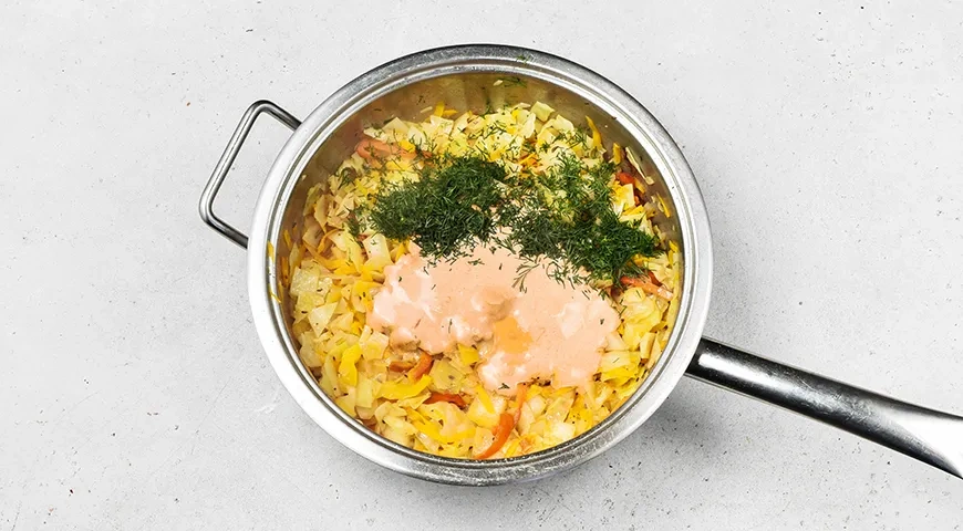 Тушеная капуста в сметанно-томатном соусе: шаг 7