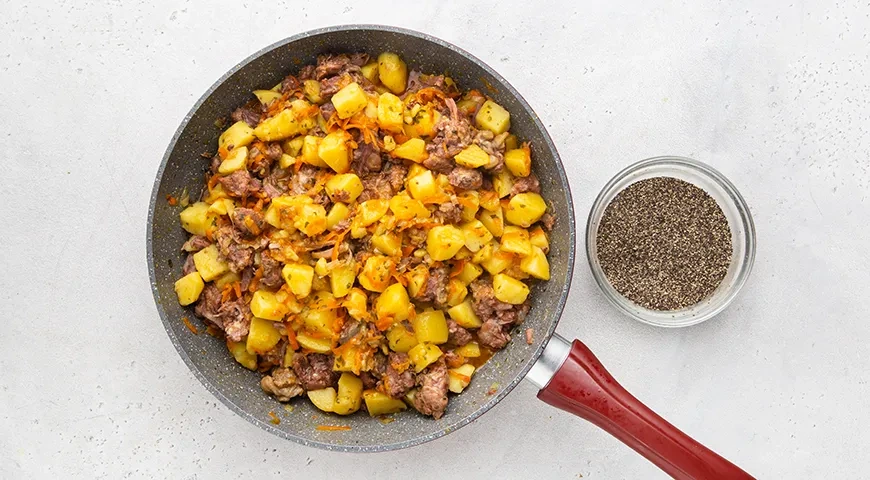 Тушеная картошка с тушенкой: шаг 7