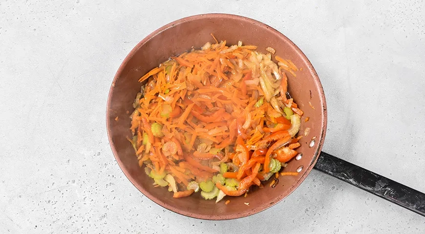 Тушеная рыба с овощами и сметаной на сковороде: шаг 7