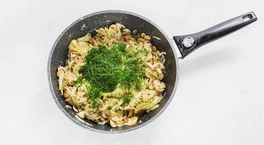 Тушенная капуста с шампиньонами: шаг 7