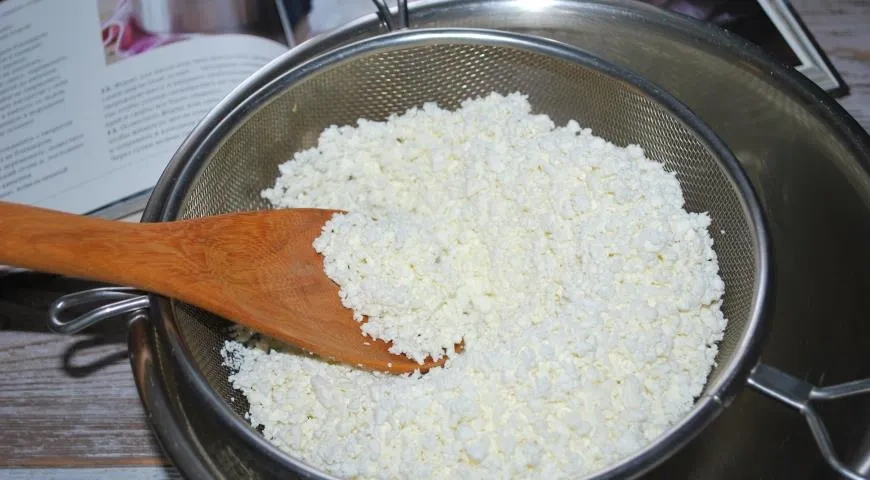 Творожная пасха с заварным кремом, миндалем и изюмом: шаг 7