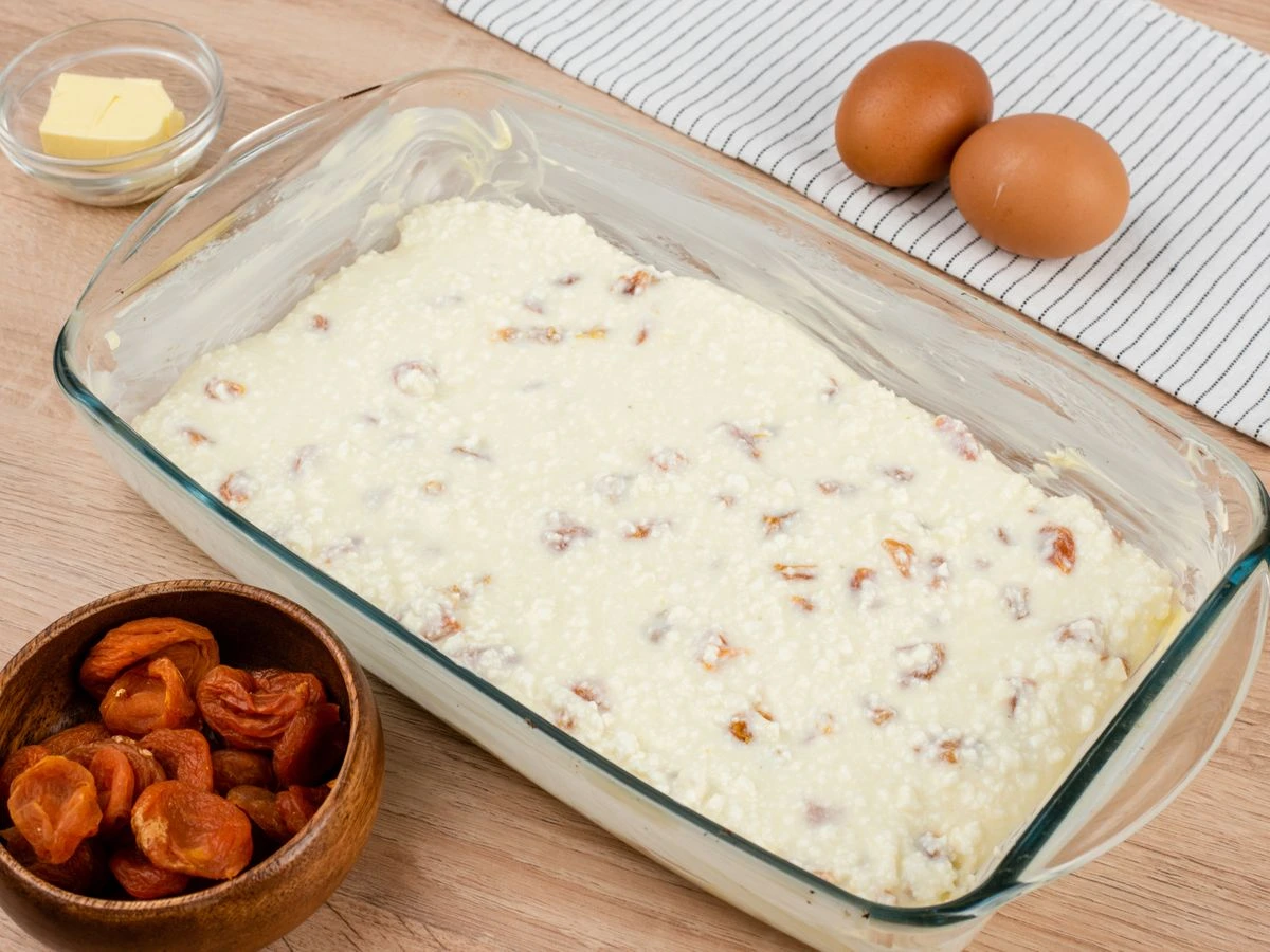 Шаг 7: Творожная запеканка с курагой