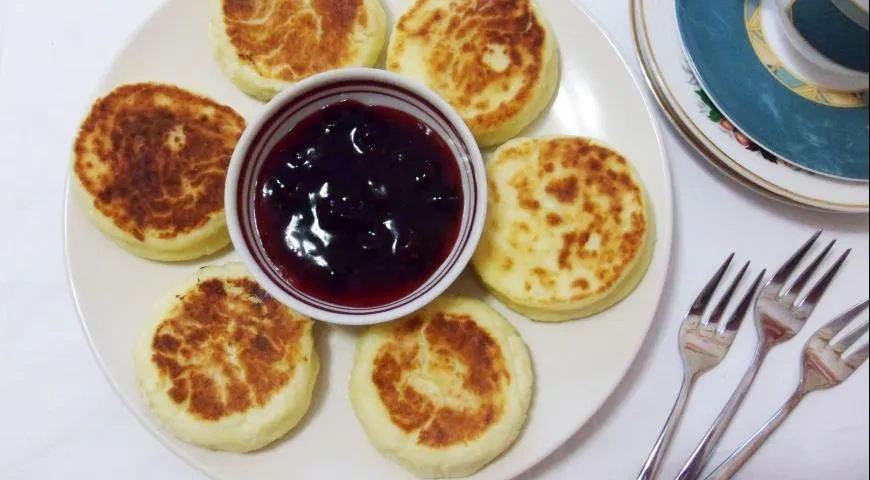 Творожные сырники с соусом из черной смородины: шаг 7