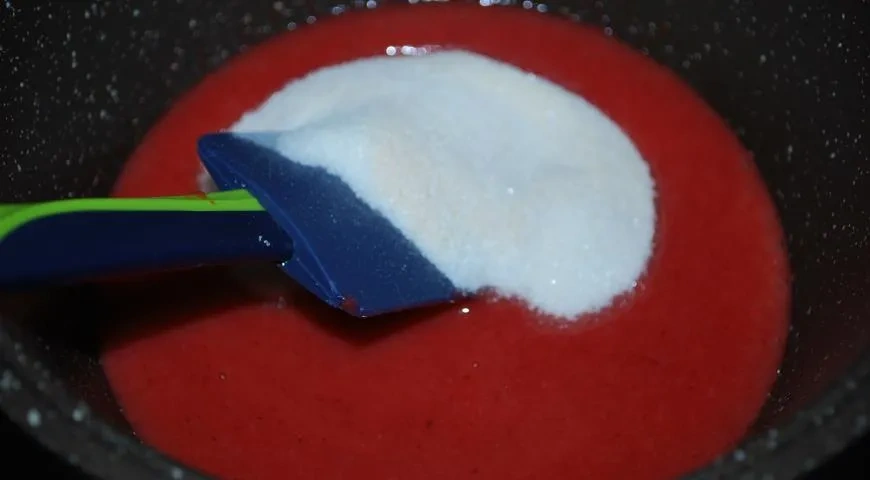 Творожно-бисквитный пирог с клубникой: шаг 7