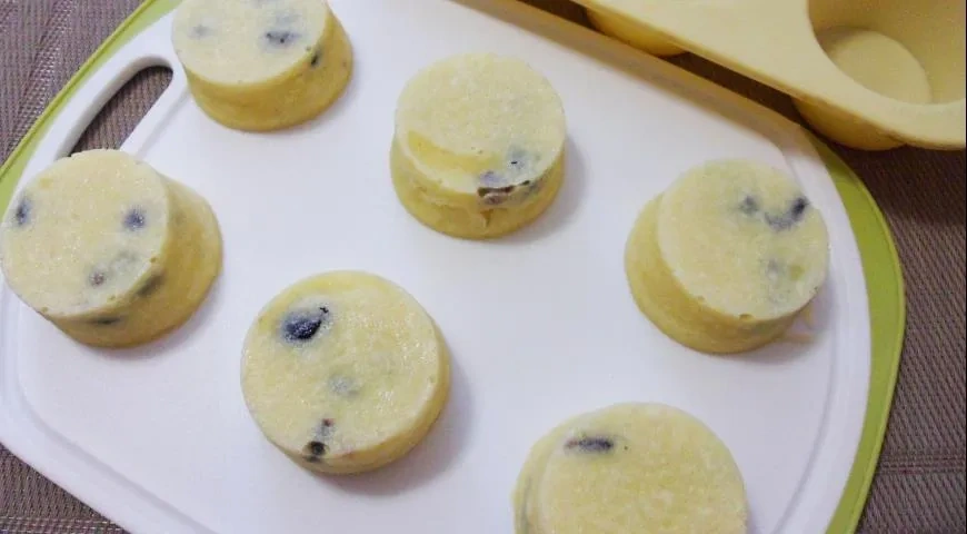 Творожный пудинг с изюмом в микроволновке: шаг 7