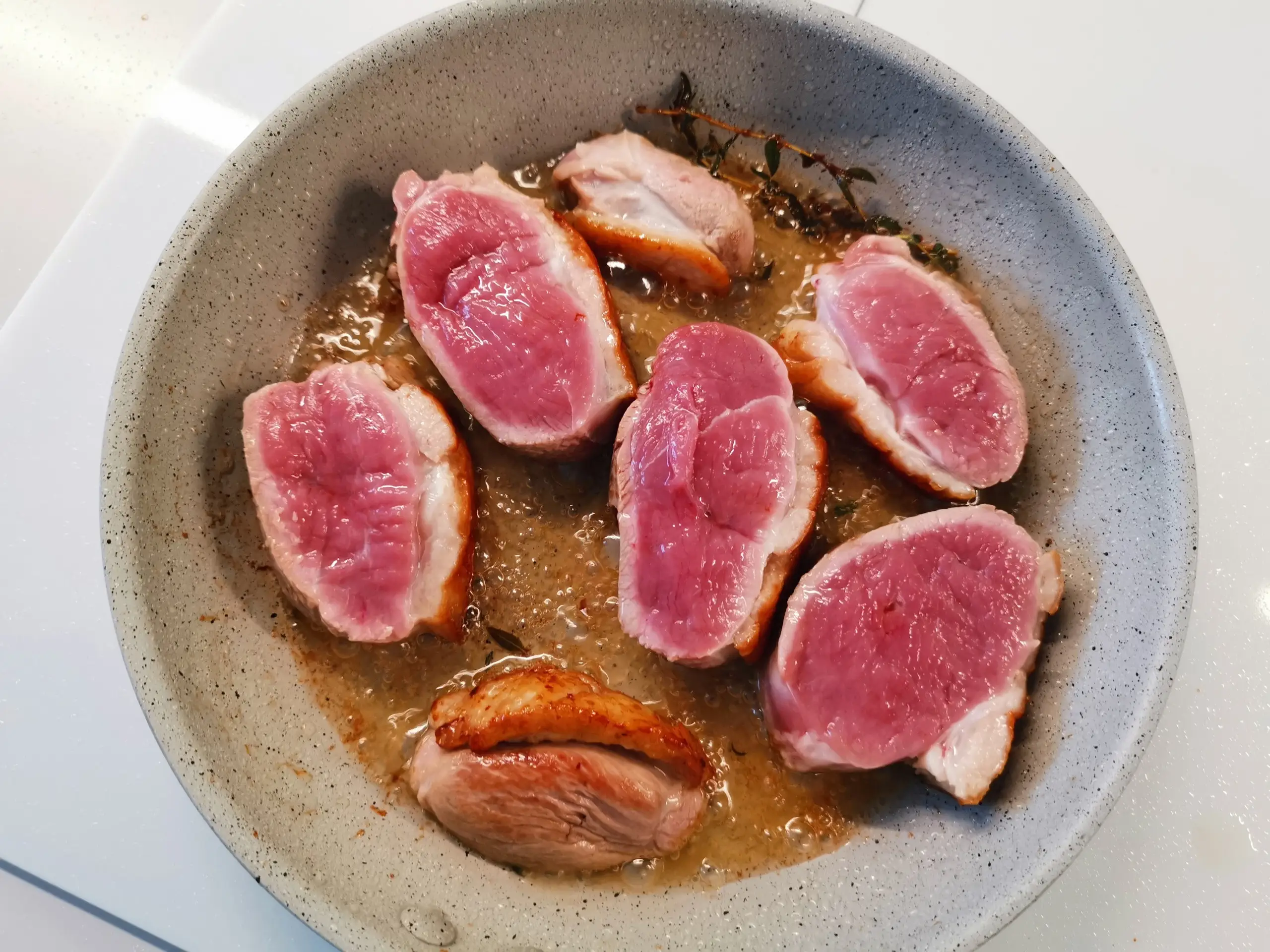 Шаг 7: Утиная грудка на сковороде