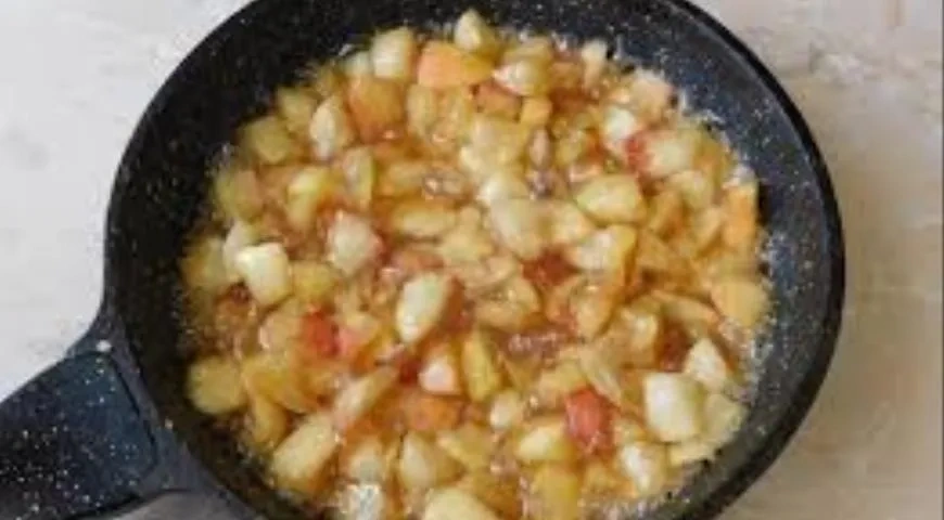 Яблочный пирог с малиной, кардамоном и миндалем: шаг 7