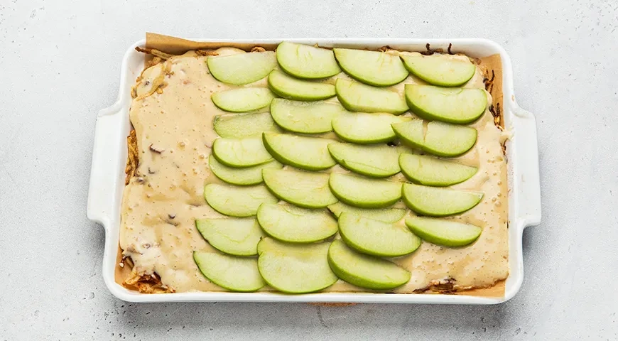 Яблочный рулет на сгущенном молоке: шаг 7