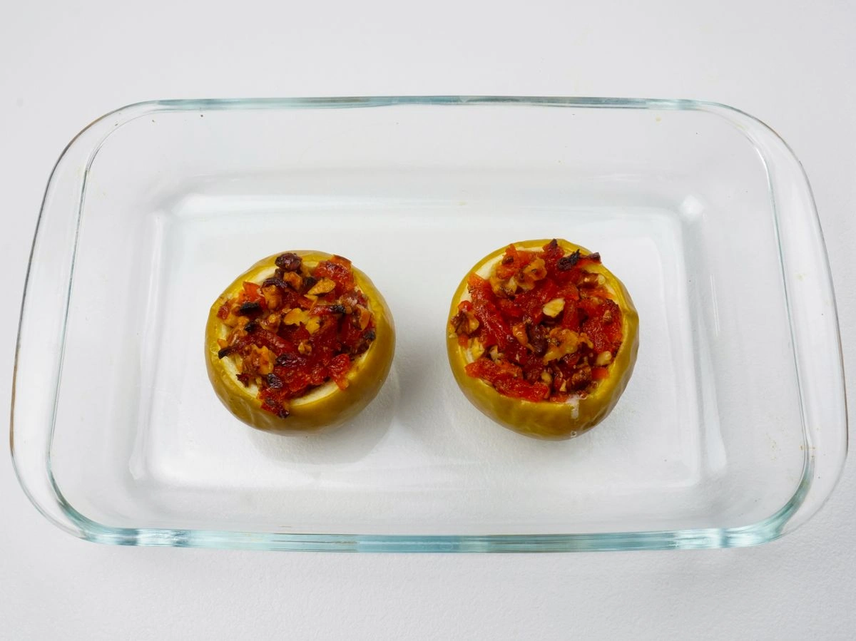 Шаг 7: Яблоки, запеченные с курагой и грецким орехом