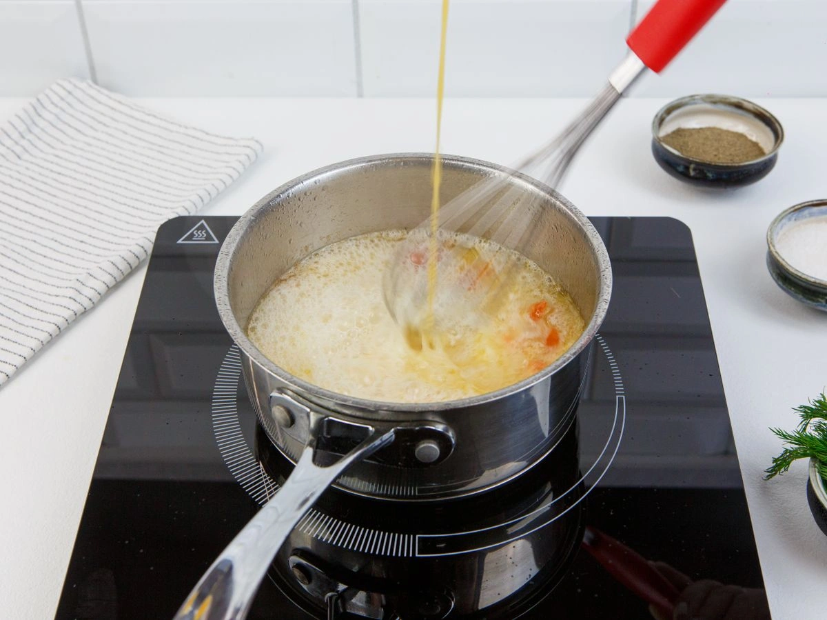 Шаг 7: Яичный суп с зеленью и томатами