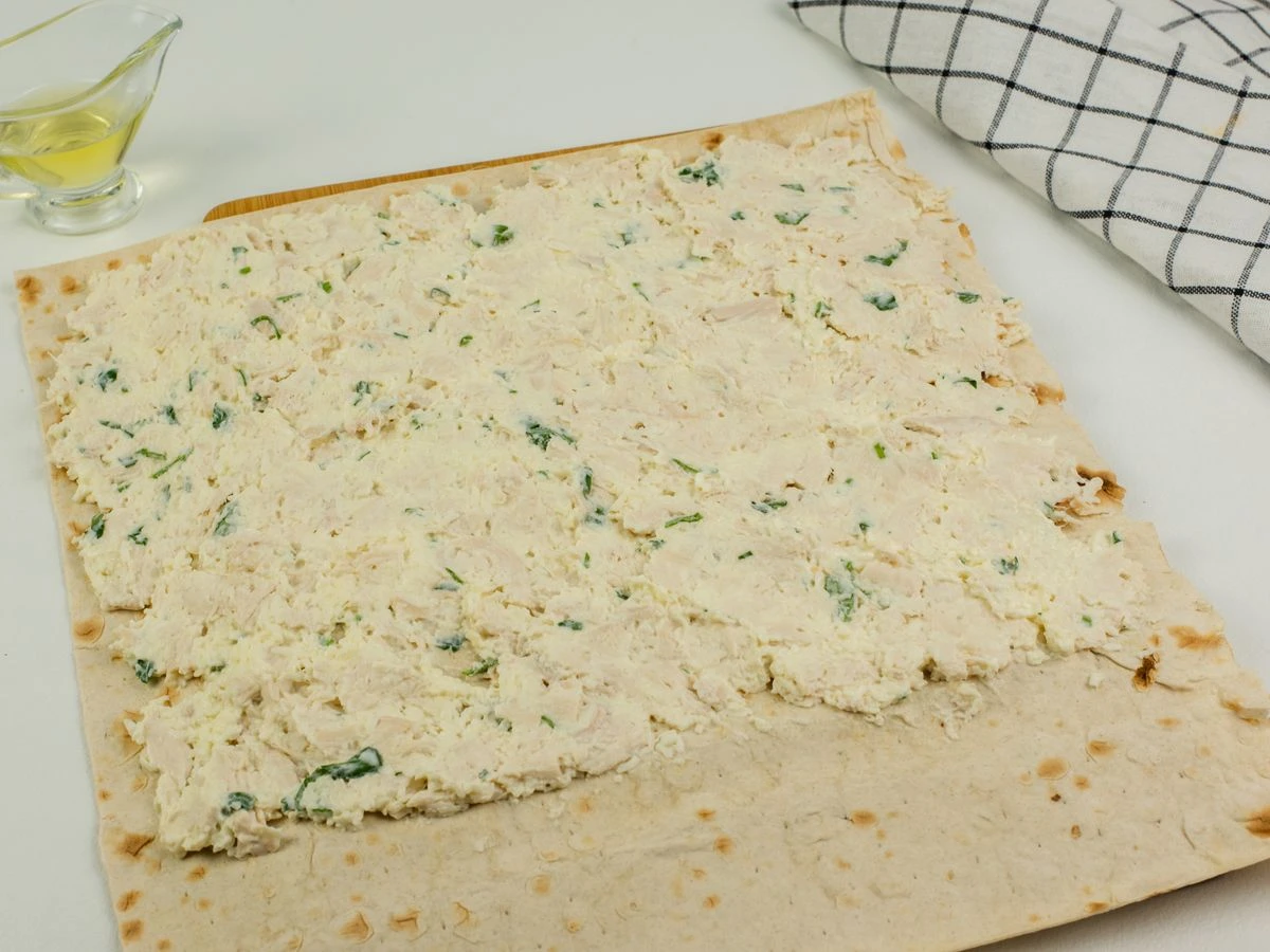 Шаг 7: Закуска из лаваша с курицей и плавленым сыром