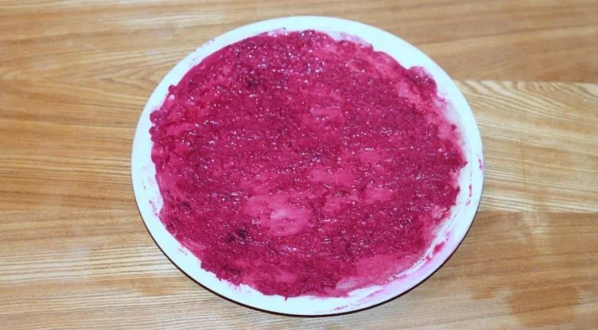 Закусочный торт Селедка под шубой: шаг 7
