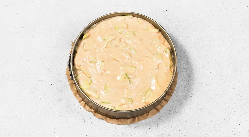 Заливной пирог на кефире с яблоками: шаг 7