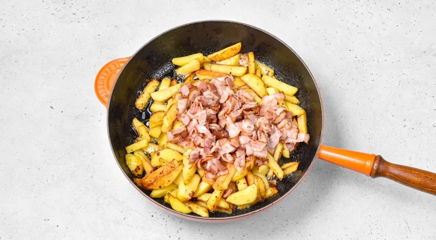 Жареная картошка с беконом и яйцом: шаг 7