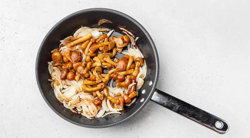 Жареная картошка с опятами: шаг 7