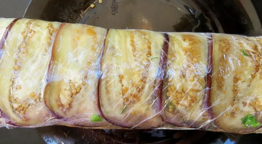 Баклажановый рулет с запеченным перцем: шаг 8