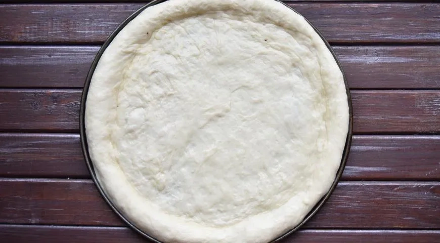 Белая пицца с лососем, оливками и каперсами: шаг 8