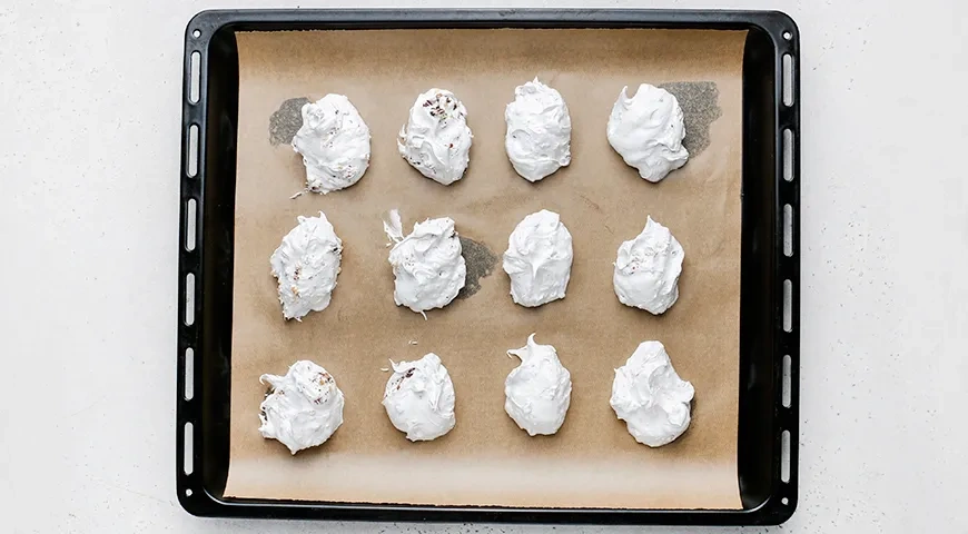 Безе с орехами и шоколадной крошкой: шаг 8