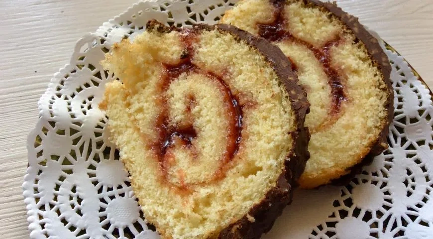 Вкусный бисквитный рулет в домашних условиях: шаг 8