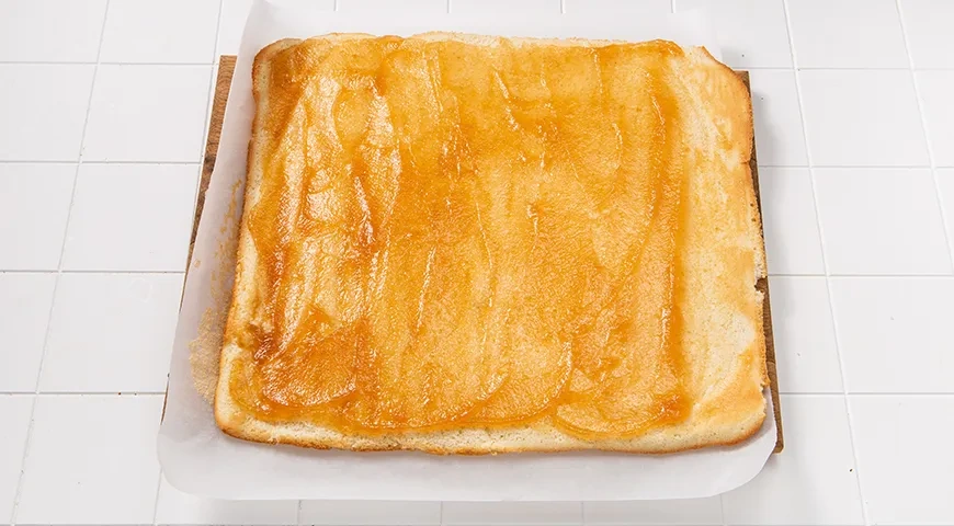 Бисквитный рулет с повидлом: шаг 8