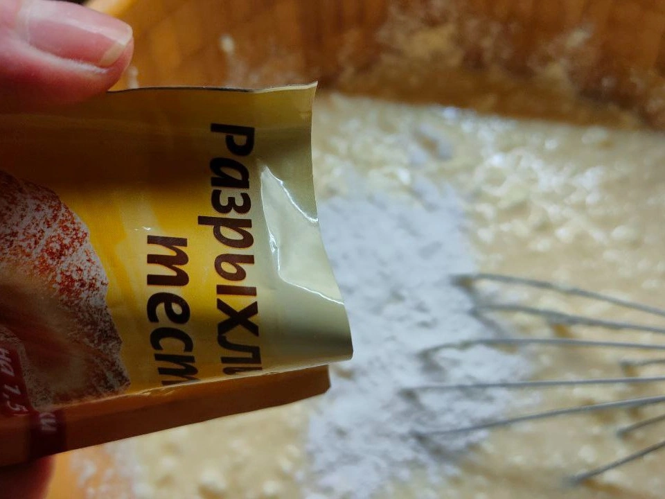 Шаг 8: Бисквитный пирог с изюмом и клюквой