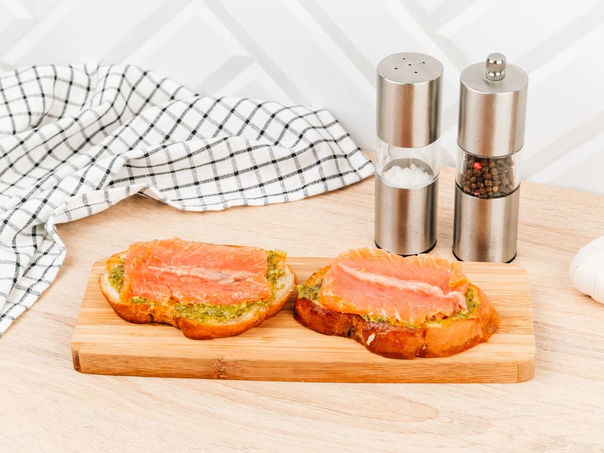 Шаг 8: Брускетта с лососем и песто