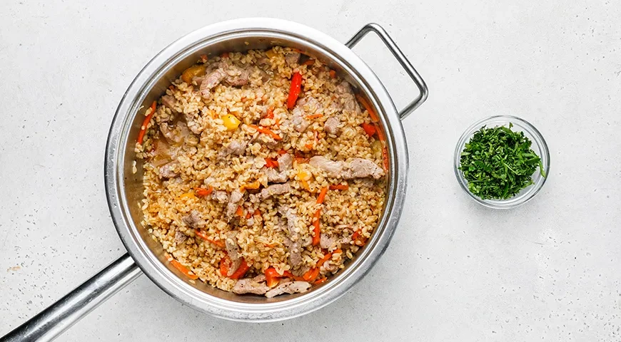 Булгур со свининой и овощами на сковороде: шаг 8