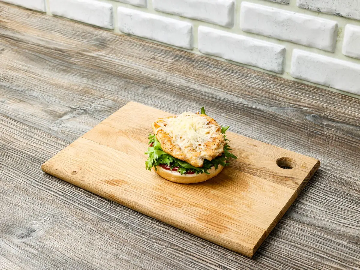 Шаг 8: Бургер с куриной грудкой