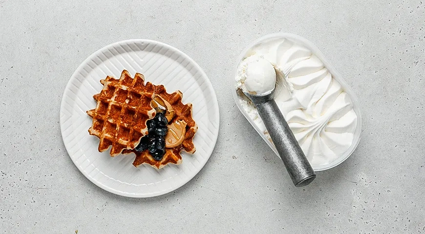 Цельнозерновые вафли с арахисовой пастой, ягодами и мороженым: шаг 8